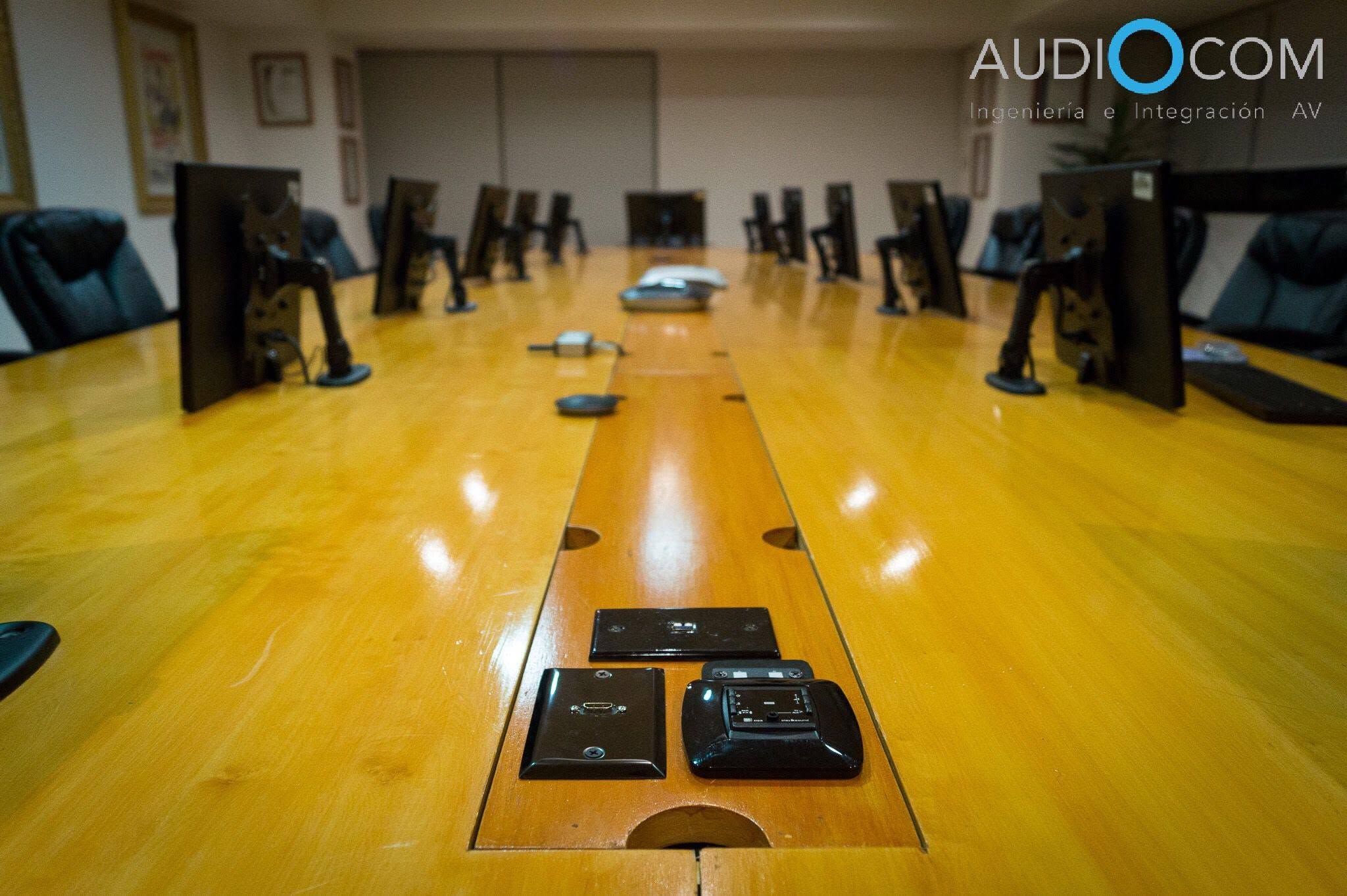 Sala de reuniones con videoconferencia y monitores instalada por AUDIOCOM en Polla Chilena de Beneficencia