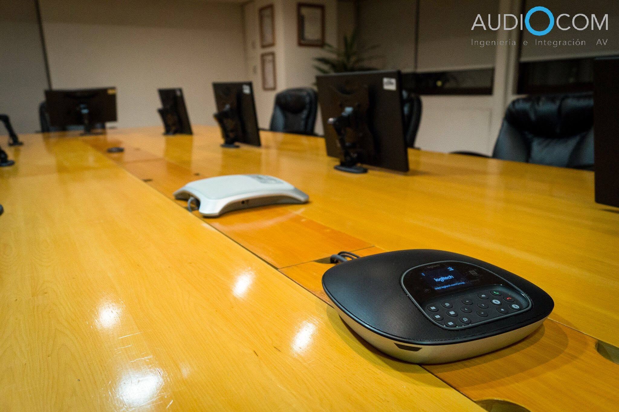 Sala de reuniones con videoconferencia y monitores instalada por AUDIOCOM en Polla Chilena de Beneficencia