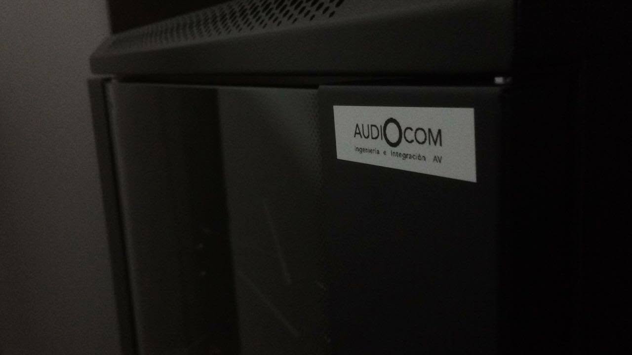 Sala de operaciones y control con video HDBaseT Kramer, consola Allen & Heath y proyección, integrada por AUDIOCOM