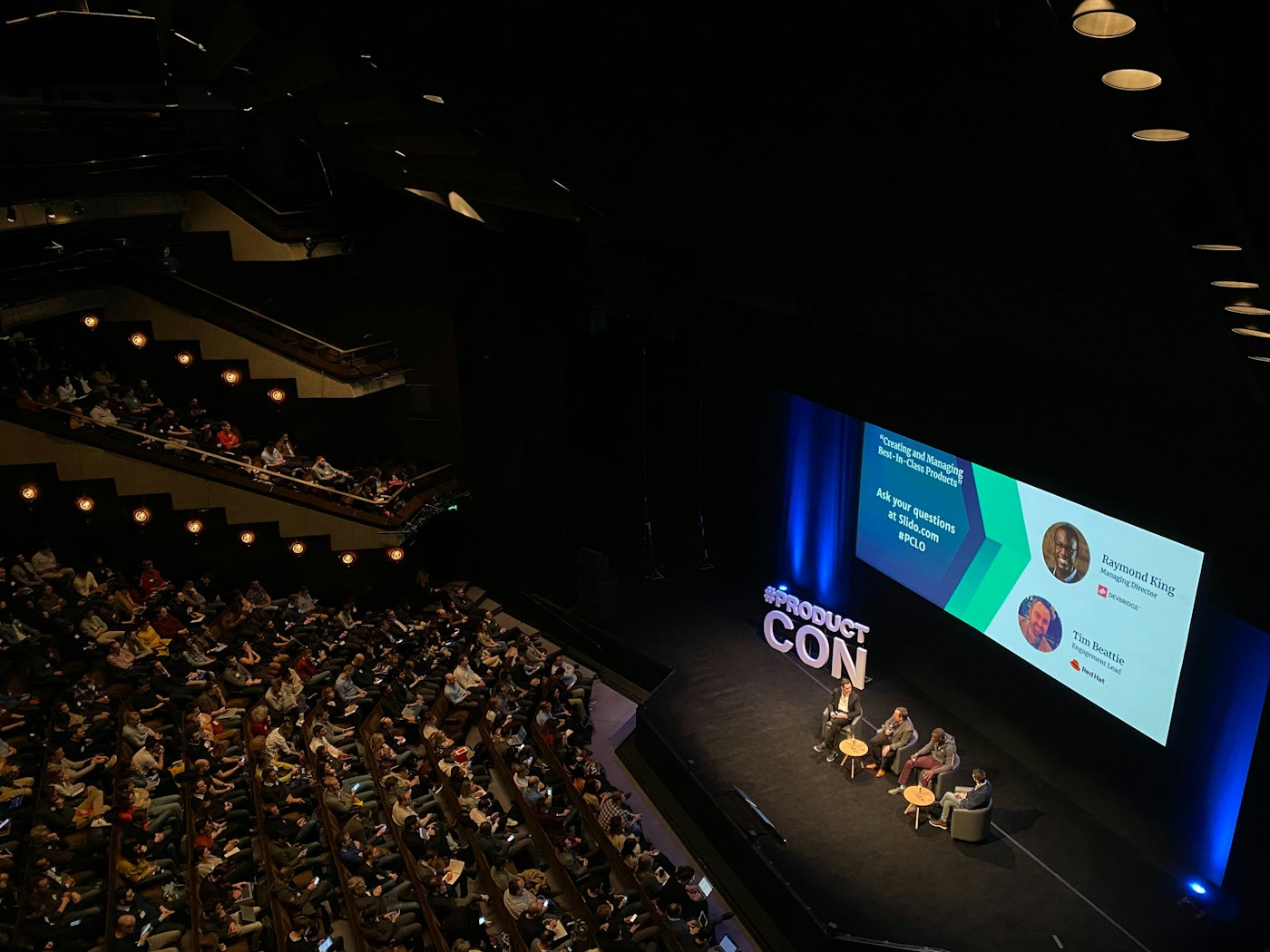 Pantalla LED de gran formato en el escenario de un auditorio durante una conferencia